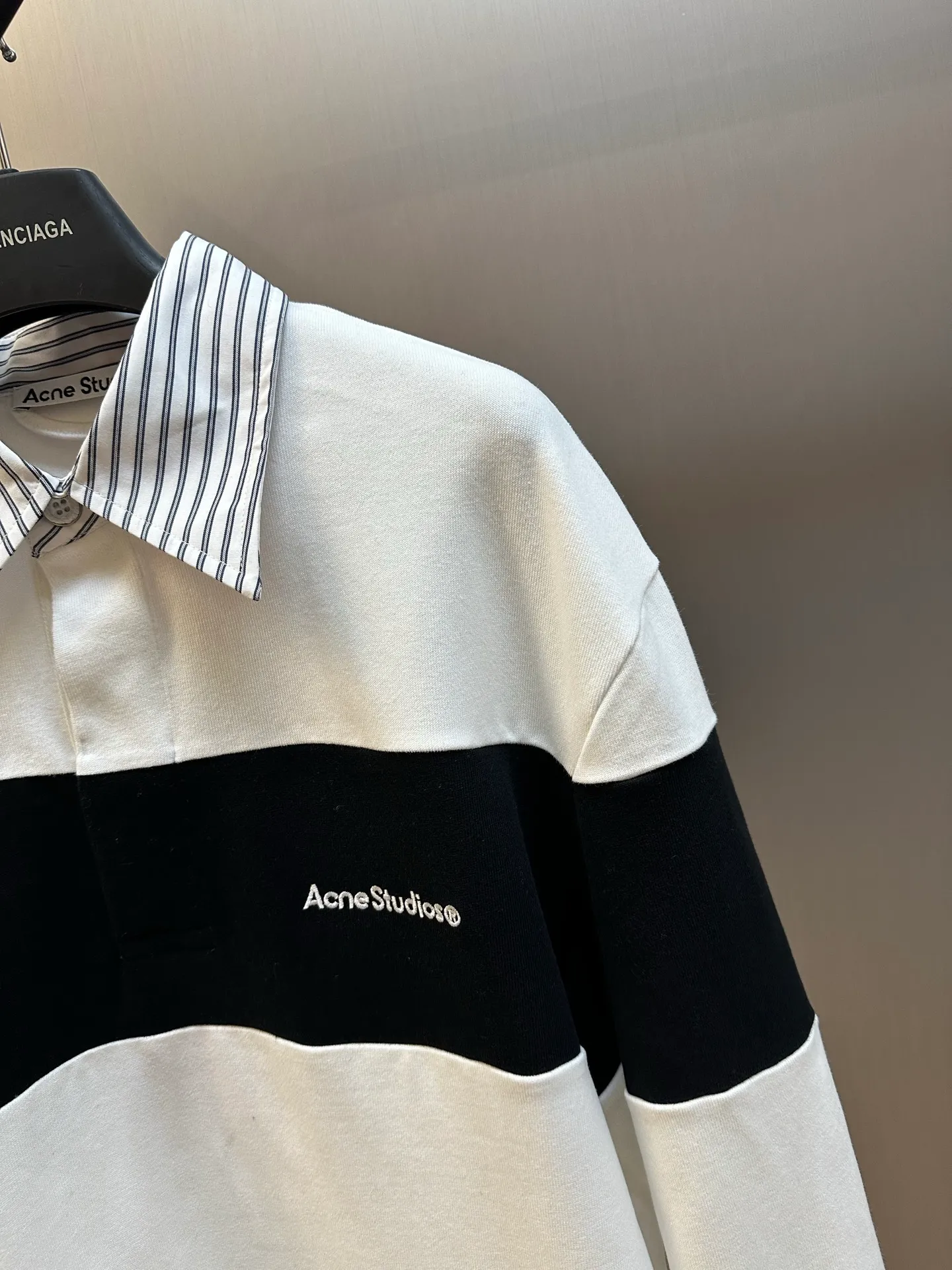 Ac Studios Embroidered Striped Polo Collar Long Sleeve is made of custom-made clear and soft light plain woven cotton. It is laid out in pure white and has a clear texture, with ink black horizontal stripes and neat divisions to outline a sense of minimalist order. It inherits the classic sports genes of the Retro rugby shirt. The Ac Studios embroidered logo on the chest is low-key engraved with the brand aesthetics. The striped contrasting lapels hide the ingenuity of layers. Retro spontaneity and minimalist restraint coexist seamlessly. Using imported machine embroidery technology, advanced computer control systems and precision mechanical components are used to achieve the Ac Studios logo work. size：s m l xl
